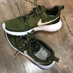 Nike Roshes- army green